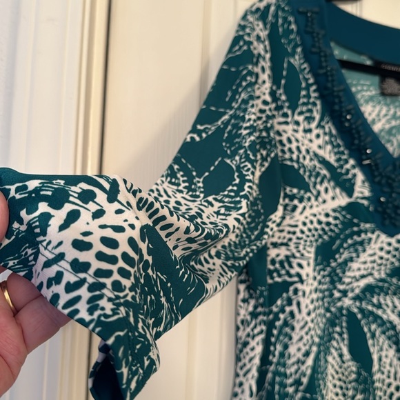 George Beaded V-Neck green and white Tunic NWOT Abstract coloring. - Picture 5 of 10